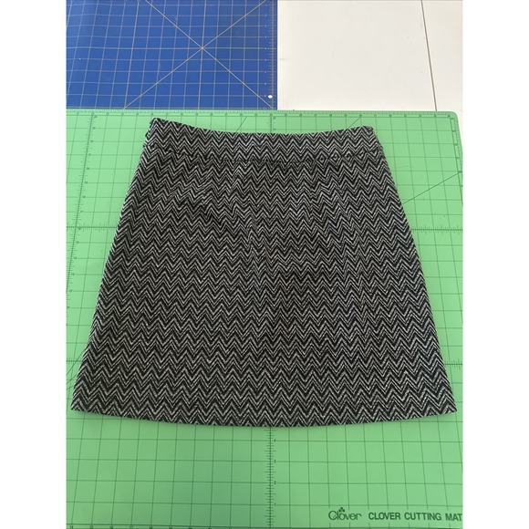 LOFT Dresses & Skirts - Loft Skirt Womens Size 2 Chevron Black‎ White